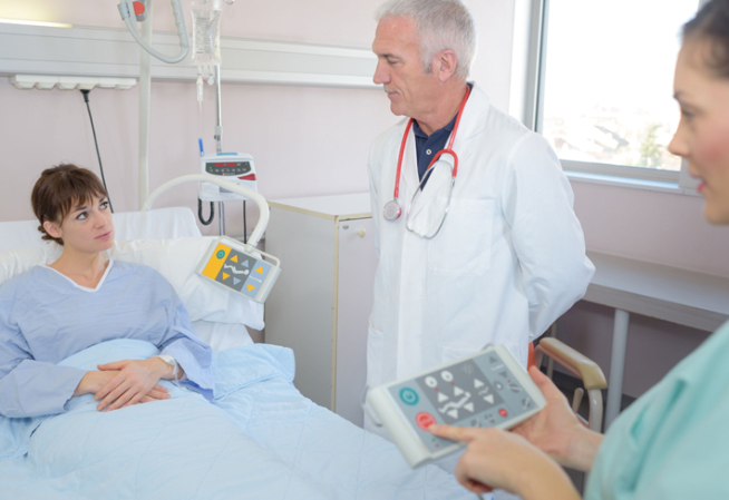 Professionnels de santé visitant un patient